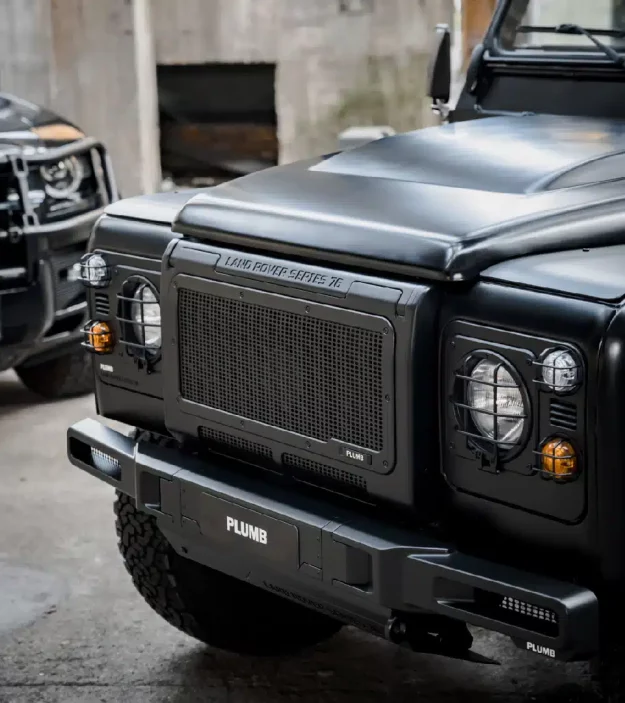 PLUMB přední maska — 76. výročí